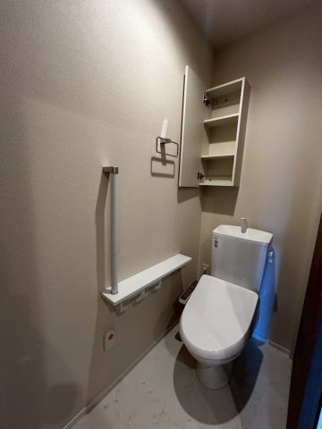 (シニア限定)シュテルン湘南のトイレ|手すり付きでつまづき防止/便座/ウォシュレット付き