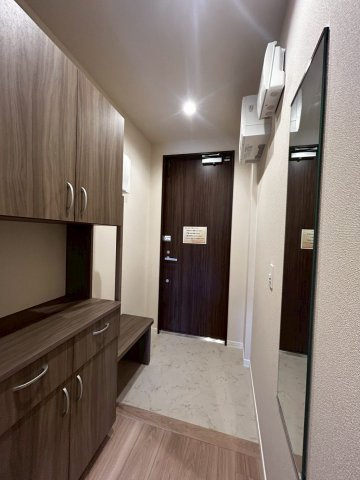 (シニア限定)シュテルン湘南の玄関|手すりと椅子で立ち座りを補助/靴の履き替え時の転倒防止