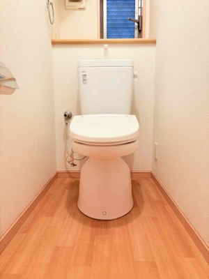 【トイレ】 | ◆港北区箕輪町　中古戸建◆ | ◆清潔感のある白を基調とした落ち着ける空間。小窓をもうけていますので、こもりやすい空気の入れ替えも簡単に行えますね！
