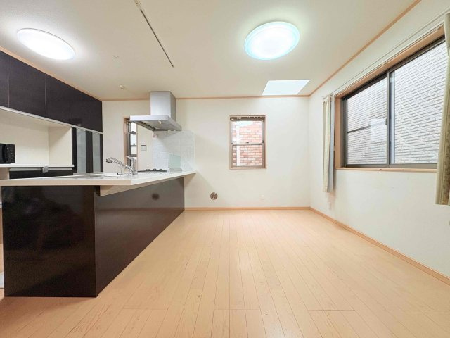 【内装】 | ◆港北区箕輪町　中古戸建◆ | ◆家族で食卓を囲むダイニングスペースと、ソファでゆったりくつろぐリビングスペースがしっかり区切られているので家具の配置や用途を使いわけしやすいです。
