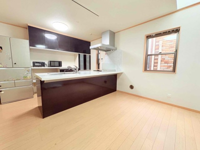 【内装】 | ◆港北区箕輪町　中古戸建◆ | ◆一家だんらんのスペースとなるＬＤＫ。窓から明るい光が差し込み、思わず家族の会話も弾む快適な空間。
