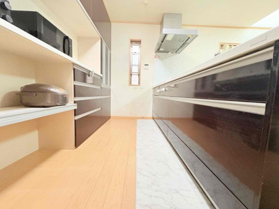 【キッチン】 | ◆港北区箕輪町　中古戸建◆ | ◆キッチンからダイニングやリビングが見渡せるキッチン。料理をしながら家族とコミュニケーションをとれるだけでなく、大きな開放感も得られることができます。
