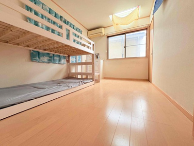 【寝室】 | ◆港北区箕輪町　中古戸建◆ | ◆柔らかい陽光が差し込む明るいお部屋を演出する設計。彩光の取れる窓が気持ちの良いお部屋を創り上げます。
