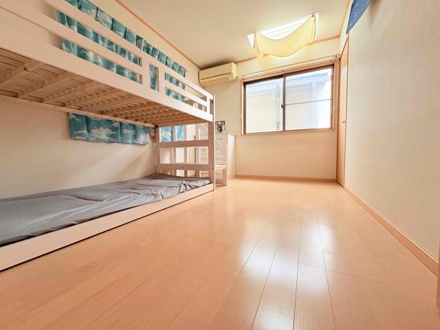 【寝室】 | ◆港北区箕輪町　中古戸建◆ | ◆柔らかい陽光が差し込む明るいお部屋を演出する設計。彩光の取れる窓が気持ちの良いお部屋を創り上げます。
