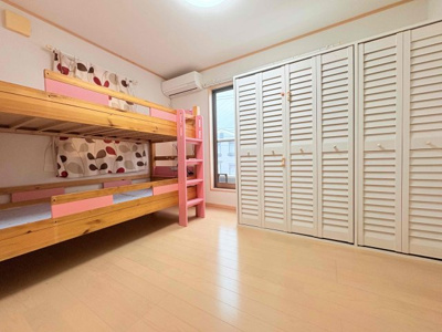 【洋室】 | ◆港北区箕輪町　中古戸建◆ | ◆気持ちの良い風が室内へ入り込む居室。家具を配置しても広々ご利用いただけます！！
