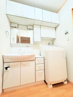 【独立洗面台】 | ◆港北区箕輪町　中古戸建◆ | ◆毎日使う場所だから、機能的で使いやすさに配慮したパウダールーム。すっきりと使えるように収納も豊富にご用意しています。

