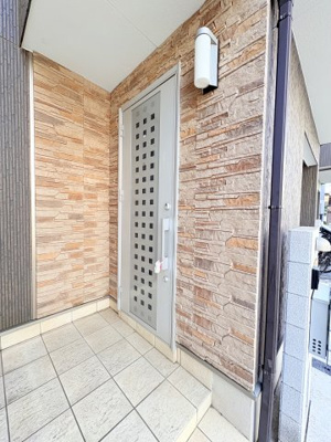 【玄関】 | ◆港北区箕輪町　中古戸建◆ | ◆光の渦が溢れた明るい玄関ホール。「おかえり」と「ただいま」が交差するお家の顔とも言える場所は爽やかで心地良い空間となっています。すっきり片付いた玄関で来客時にも自信が持てそう。
