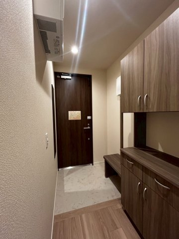 (シニア限定)シュテルン湘南の玄関|手すりと椅子で立ち座りを補助/靴の履き替え時の転倒防止