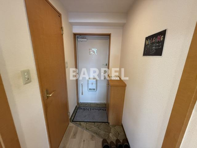 ドミール関大前の玄関