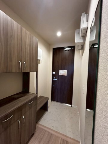 (シニア限定)シュテルン湘南の玄関|手すりと椅子で立ち座りを補助