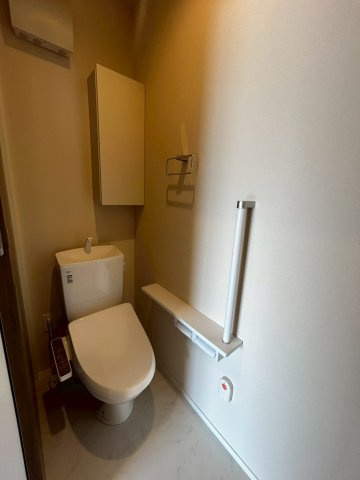 (シニア限定)シュテルン湘南のトイレ|手すり付きでつまづき防止/温水洗浄便座付き