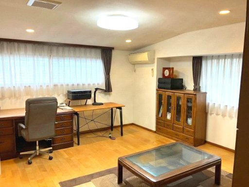 売中古戸建　藤枝市堀之内の洋室|落ち着いた洋風の書斎も備えております。