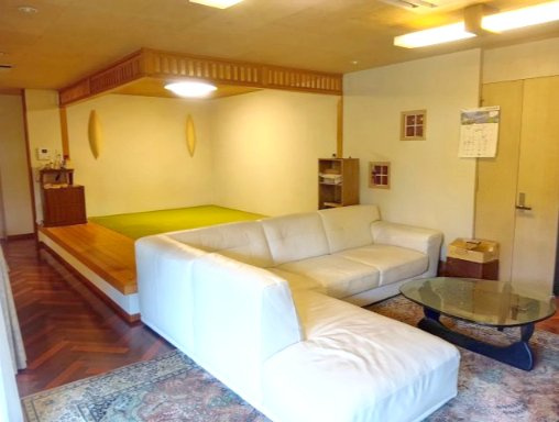 売中古戸建　藤枝市堀之内の居間・リビング|居間には小上がりがあり畳の上でくつろげます！