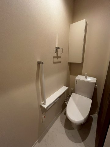 (シニア限定)シュテルン湘南のトイレ|手すり付きでつまづき防止/温水洗浄便座付き