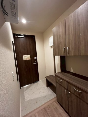 (シニア限定)シュテルン湘南の玄関|手すりと椅子で立ち座りを補助/靴の履き替え時の転倒防止