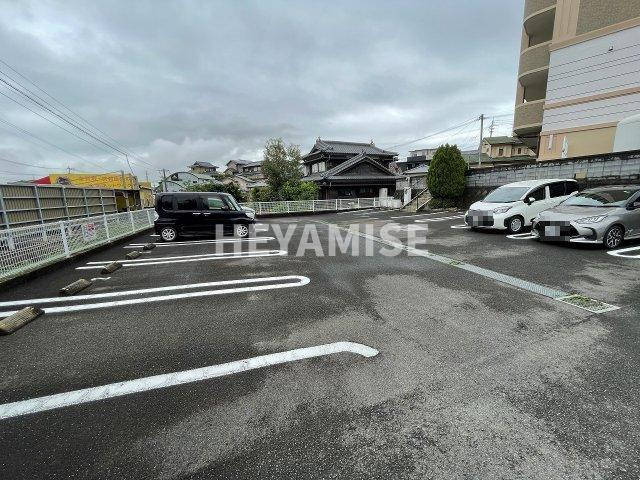 ステートリーマンション鷲崎の駐車場