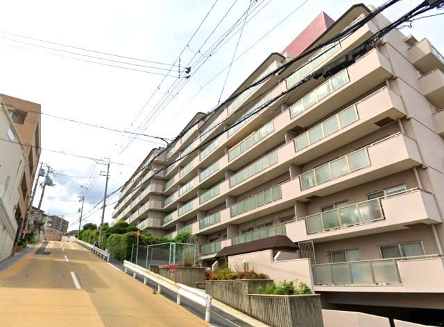 シーアイマンション夙川広田の外観|植栽が豊かなので、季節の移り変わりがよくわかります。