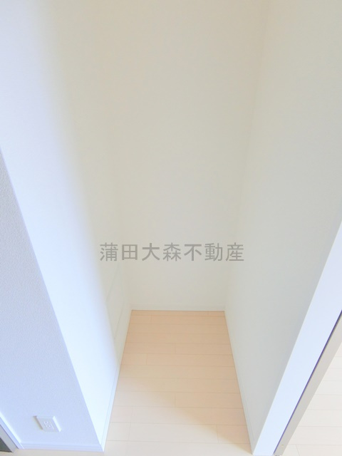 六郷土手分譲賃貸マンションのキッチン|冷蔵庫置き場