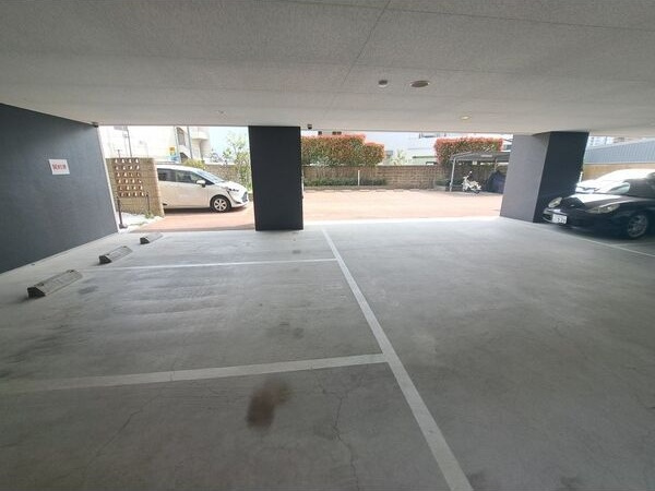 ARROW FIELDS壱番館の駐車場