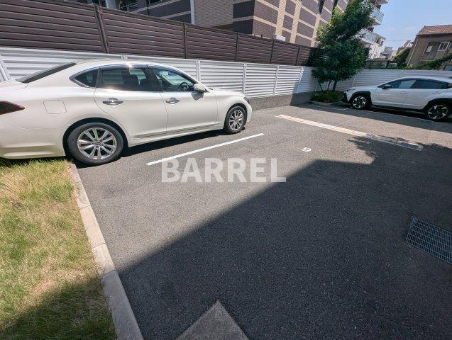 ラ・ルミエール塚本の駐車場