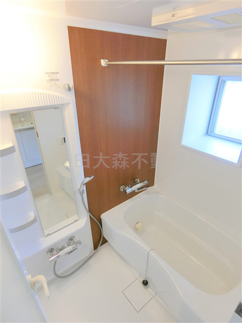 HF大森町レジデンスの浴室|窓と追焚+浴室乾燥機付きのお風呂　バスルーム