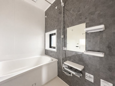 【浴室】 | リベルテ磯子　Renovation/ペット飼育可/杉田駅歩12分 | ◆モダンデザインの空間が気持ちよさを高めてくれるバスルーム。すっきりとした清潔感の中に都会的なセンスが感じられ、心身をリフレッシュできる寛ぎを深めてくれるスペースです。