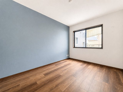【洋室】 | リベルテ磯子　Renovation/ペット飼育可/杉田駅歩12分 | ◆柔らかい陽光が差し込む明るいお部屋を演出する設計。彩光の取れる窓が気持ちの良いお部屋を創り上げます。