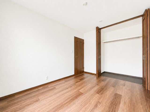 【洋室】 | リベルテ磯子　Renovation/ペット飼育可/杉田駅歩12分 | ◆暮らし心地を大きく左右する収納を、適材適所に配置し使い勝手を考慮しました。空間を余すところなく有効利用した収納は生活空間をより上質なものにしてくれるでしょう。