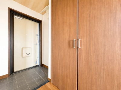 【玄関】 | リベルテ磯子　Renovation/ペット飼育可/杉田駅歩12分 | ◆明るい玄関です！散らかりやすい玄関もスッキリする大容量のシューズボックス付き。