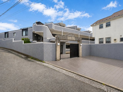 【外観】 | リベルテ磯子　Renovation/ペット飼育可/杉田駅歩12分 | ◆管理体制良好なマンションです。清潔感のあるエントランスに開放感のある住環境。