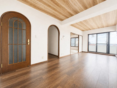 【居間・リビング】 | リベルテ磯子　Renovation/ペット飼育可/杉田駅歩12分 | ◆一家だんらんのスペースとなるＬＤＫ。窓から明るい光が差し込み、思わず家族の会話も弾む快適な空間。