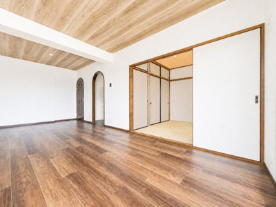 【居間・リビング】 | リベルテ磯子　Renovation/ペット飼育可/杉田駅歩12分 | ◆ご家族の会話がはずむ、開放的なＬＤです。休日はお陽さまの光をたっぷりととりこめるぽかぽかリビングで過ごしませんか？