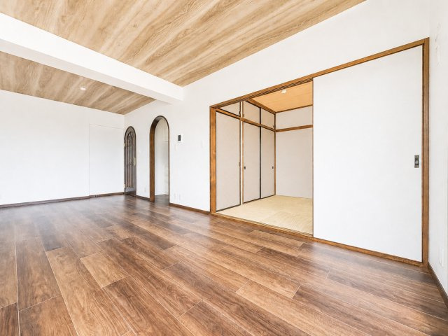 【居間・リビング】 | リベルテ磯子　Renovation/ペット飼育可/杉田駅歩12分 | ◆ご家族の会話がはずむ、開放的なＬＤです。休日はお陽さまの光をたっぷりととりこめるぽかぽかリビングで過ごしませんか？