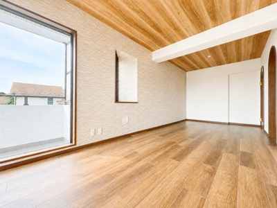 【居間・リビング】 | リベルテ磯子　Renovation/ペット飼育可/杉田駅歩12分 | ◆広々としたリビング・ダイニングは、シックでモダンな内装。落ち着いた雰囲気に包まれて、伸びやかな空間のなかで、ゆったりと家族団らんのひとときを過ごせます。
