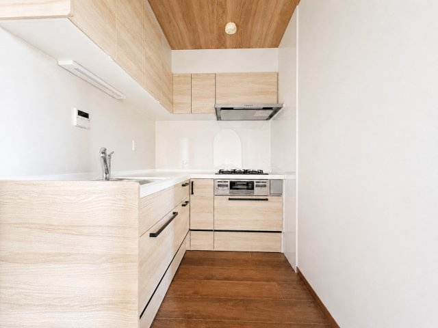 【キッチン】 | リベルテ磯子　Renovation/ペット飼育可/杉田駅歩12分 | ◆デザイン性と機能性を兼ね備えたキッチンです。リビングスペースとの一体感が生まれ、広々空間を演出してくれます。