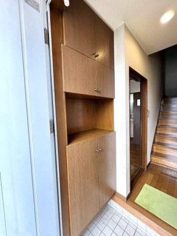 葛飾区鎌倉３丁目 売戸建の玄関|毎日の「ただいま」が心地よく感じられる、明るく使いやすい玄関です。