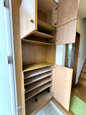 葛飾区鎌倉３丁目 売戸建の玄関|シューズボックス付きで玄関まわりもすっきり。気持ちよく暮らせる空間です。