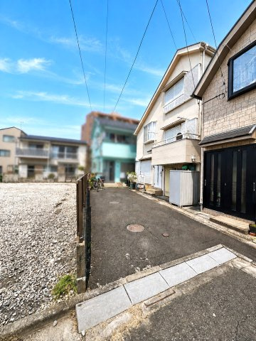 葛飾区鎌倉３丁目 売戸建の前面道路含む現地写真|路地状敷地面積：20.82㎡《隣接地との間で共有通路として使用する旨の確認書面があります。》