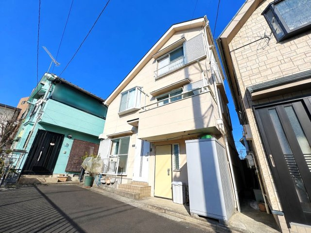 葛飾区鎌倉３丁目 売戸建の前面道路含む現地写真|明るい陽射しが似合う爽やかな外観。暮らしの期待が膨らむ住まいです。