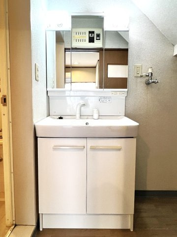 葛飾区鎌倉３丁目 売戸建の独立洗面台|必要なものをすっきり収納できる三面鏡仕様。清潔感ある洗面空間です。