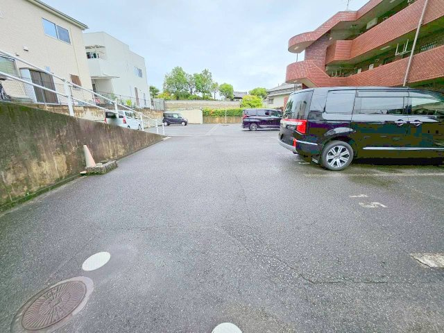 パストラール西大寺の駐車場