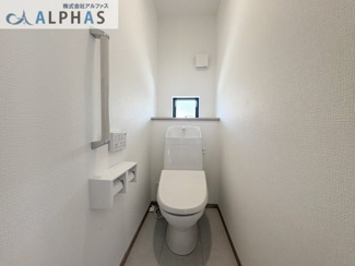 【トイレ】 | 三木市緑が丘町中一丁目　新築戸建 | ■各階にトイレがあると、来客時にも気兼ねなく使うことができます♪※同社施工例