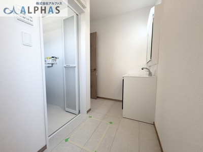 【洋室】 | 三木市緑が丘町中一丁目　新築戸建 | ■脱衣所にゆとりがあるので小さいお子様のお着換えも安心♪