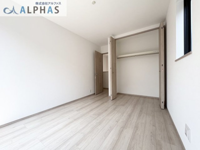 【洋室】 | 三木市緑が丘町中一丁目　新築戸建 | ■各居室に収納があり、お部屋がスッキリと片づきます♪