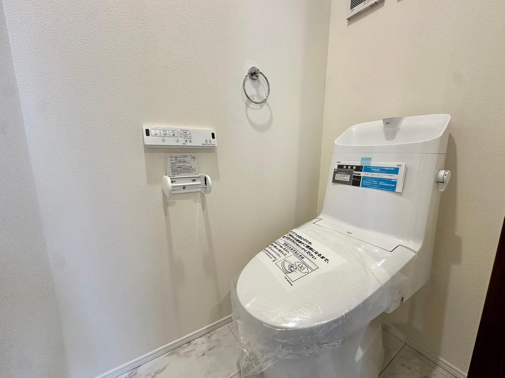 国分寺市戸倉　全二区画のトイレ|清潔感のあるトイレは、温水洗浄便座付きで、寒い日も快適に利用できます。