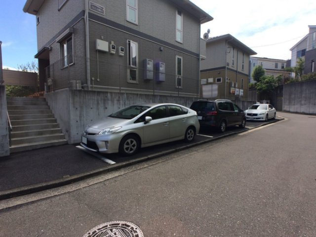 プランドール本郷台　C棟の駐車場
