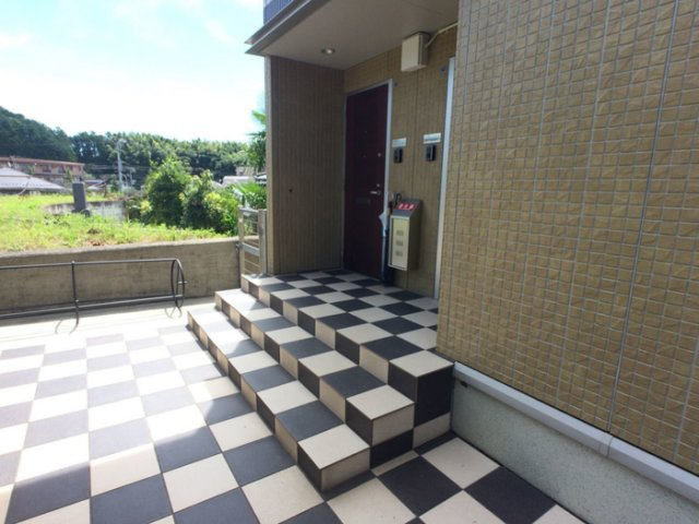 プランドール本郷台　C棟のエントランス