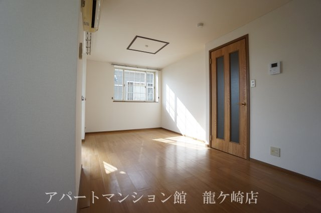 O＆KレジデンスBの居間・リビング