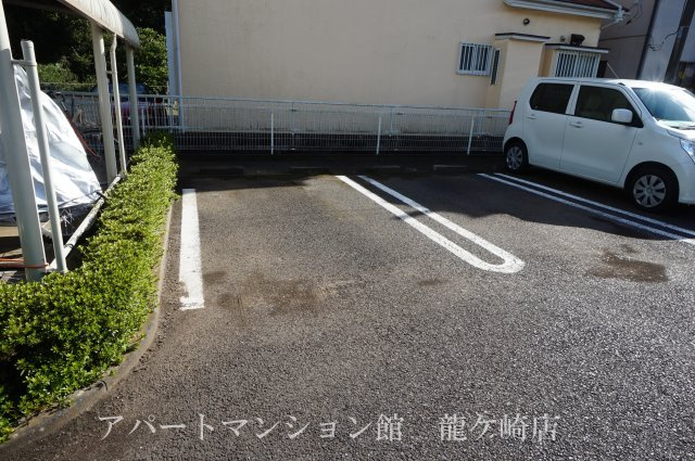 O＆KレジデンスBの駐車場