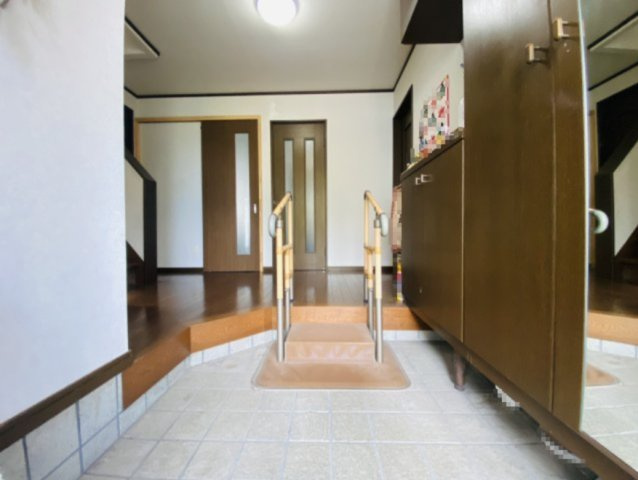 瑞穂市 居倉（美江寺駅） 2階建 ４ＬＤＫの玄関